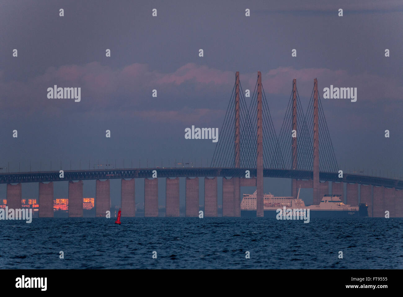 Die Öresund-Brücke von Dragør mit vorbeifahrenden Schiffen gesehen. Stockfoto