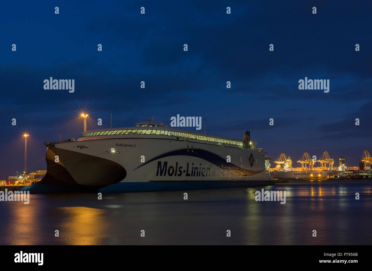 Hohe Geschwindigkeit-Fähre von Mols-Linien gelegt in Aarhus für die Nacht. Stockfoto