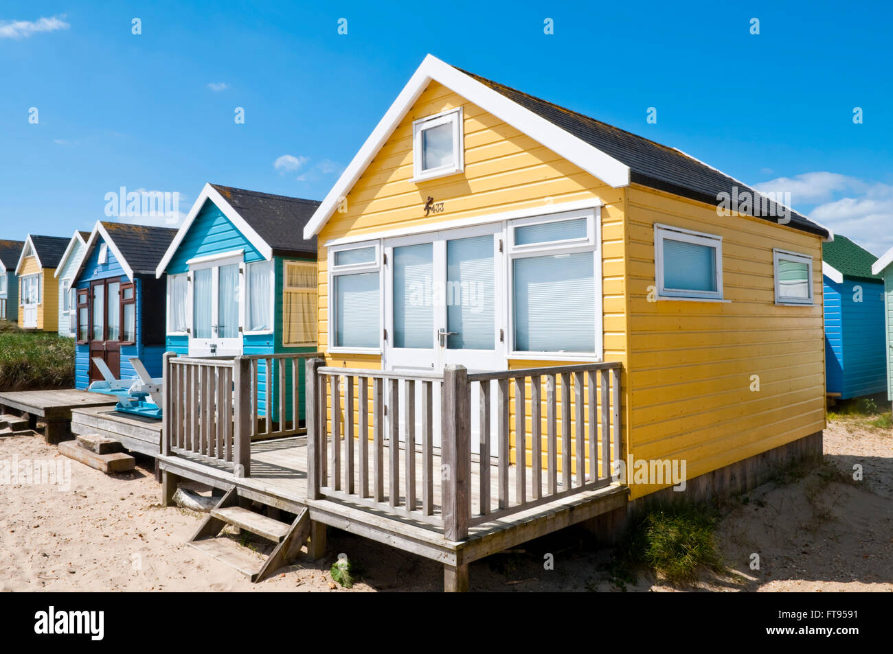 Bunte Strandhütten an Mudeford Sandbank, Hengistbury Head, in der Nähe von Christchurch, Dorset, England Stockfoto