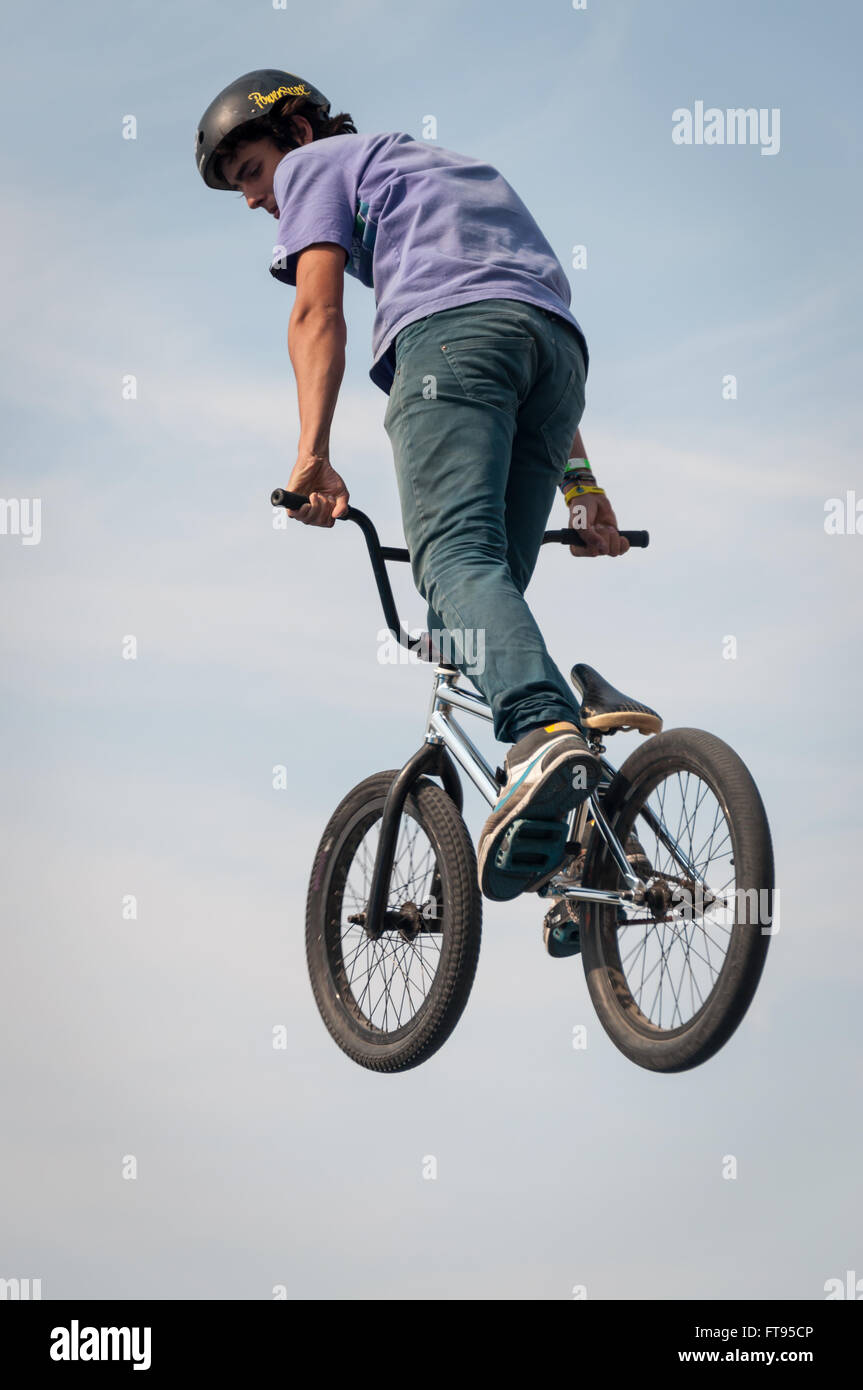 BMX Biker beim Dirt Jumping Stockfoto