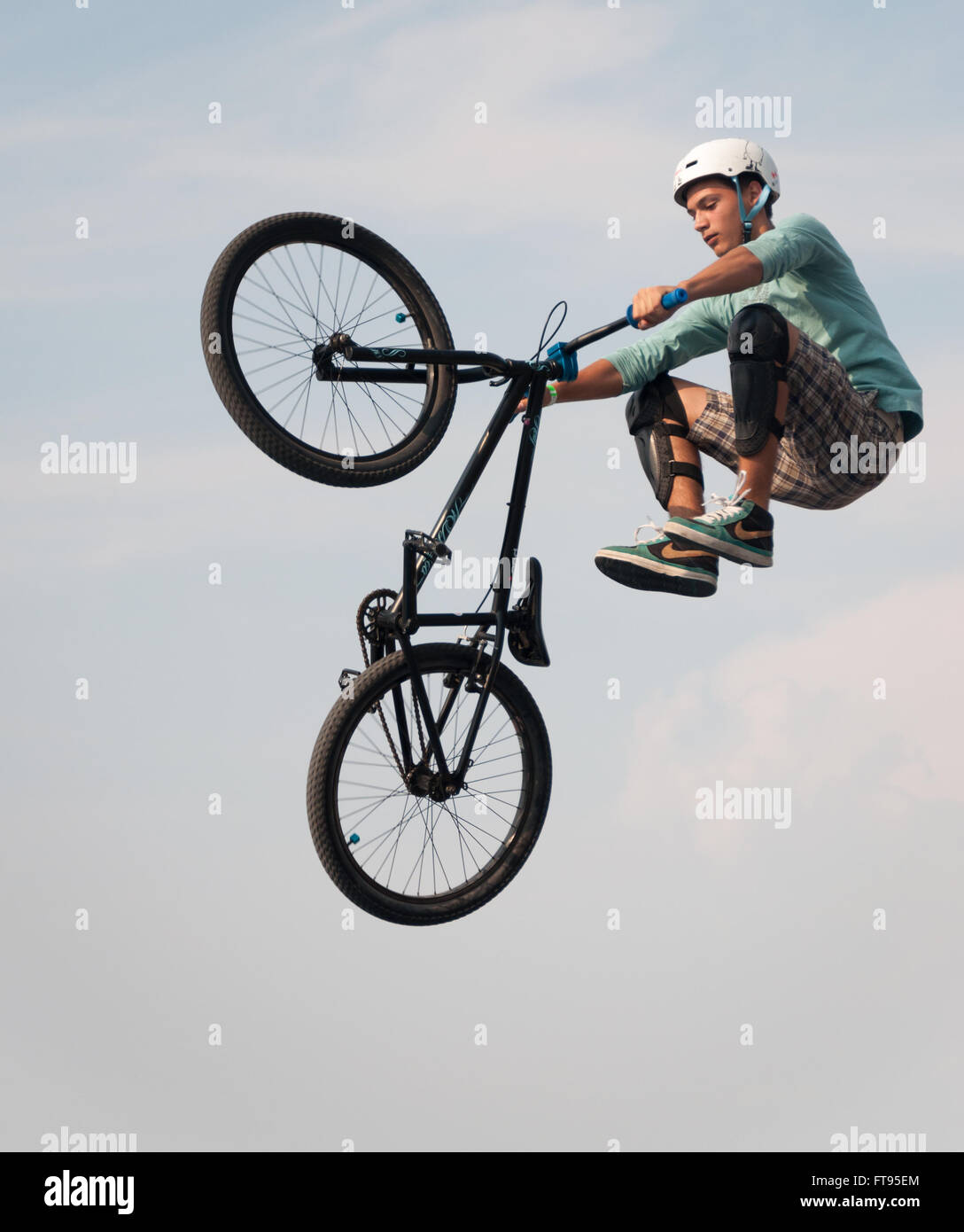 BMX Biker springen Mid-air Dirt Jumping durchführen Stockfoto