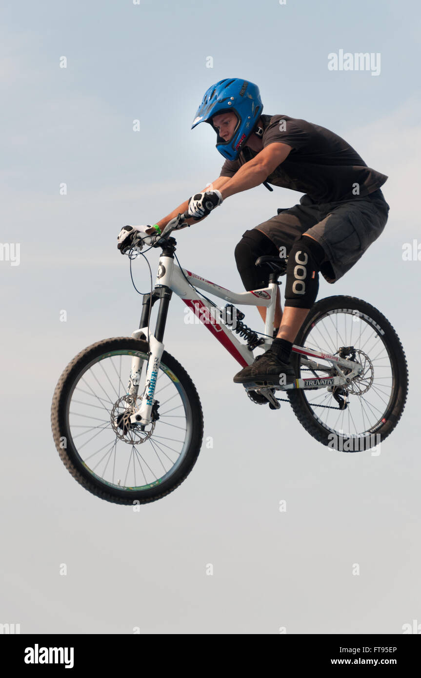 BMX Biker in der Luft durchführen Dirt Jumping. Stockfoto