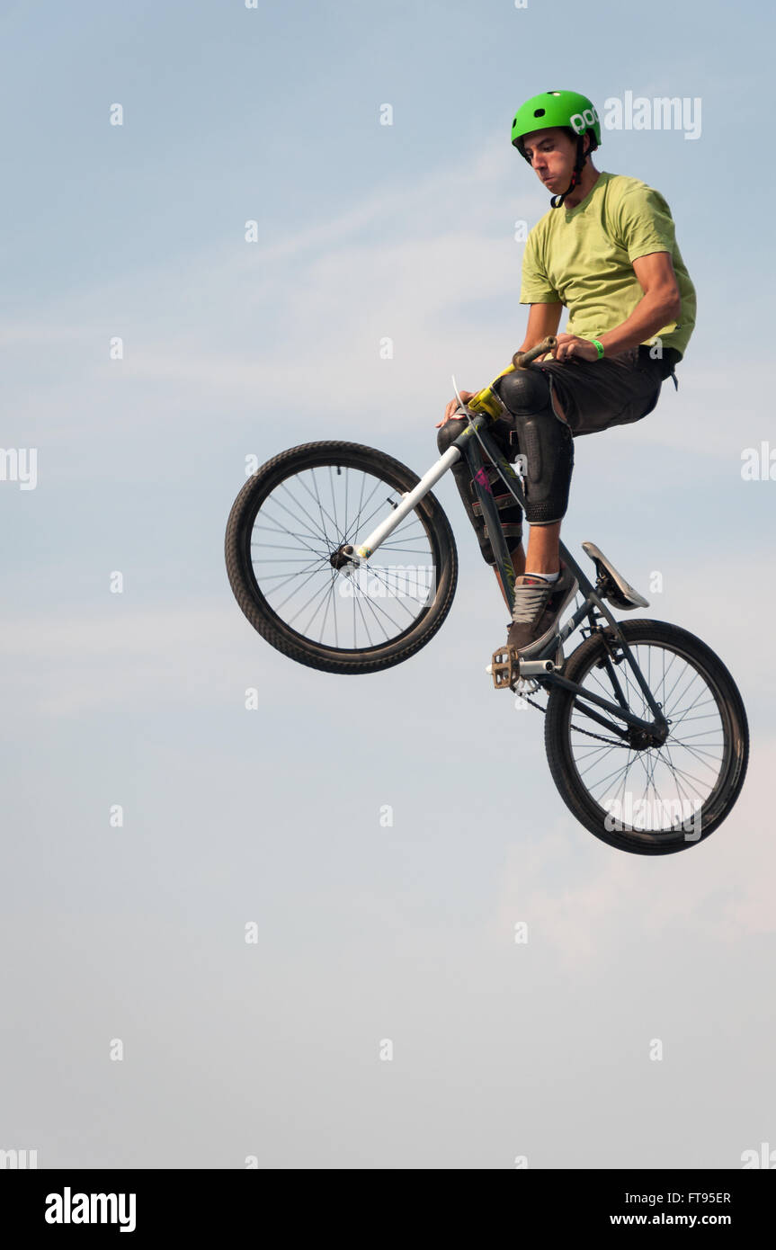 BMX Biker in der Luft durchführen Dirt Jumping. Stockfoto