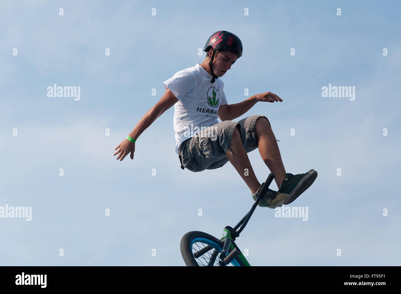Junge männliche BMX biker Springen mitten in der Luft. Kopieren Sie Platz. Stockfoto