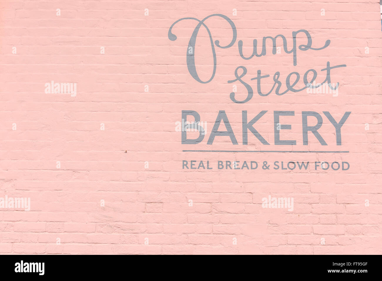 Pump Street Bakery Orford, Blick auf die rosa Wand und Beschilderung der berühmten Pump Street Bakery in Orford, Suffolk, England, Großbritannien. Stockfoto