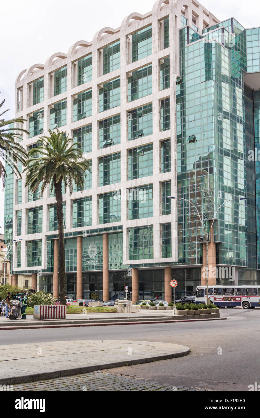 MODERNES GEBÄUDE IM UNABHÄNGIGKEIT PLAZA, MONEIVIDEO, URUGUAY - CA. DEZEMBER 2015. Stockfoto