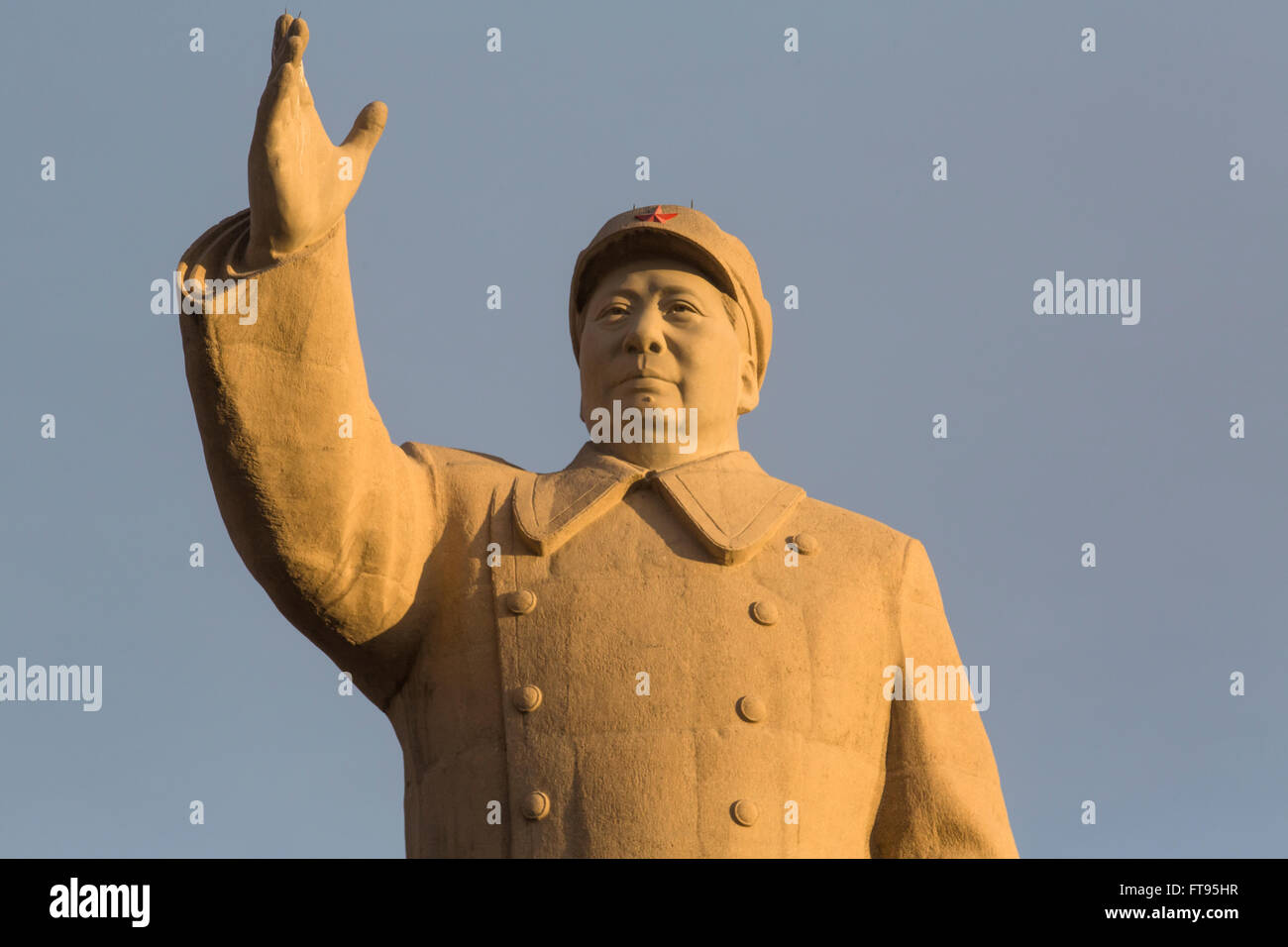 Blick auf Freiheitsstatue Chinas ehemaligen Vorsitzenden Mao Zedong in der Altstadt von Kashgar, China Stockfoto