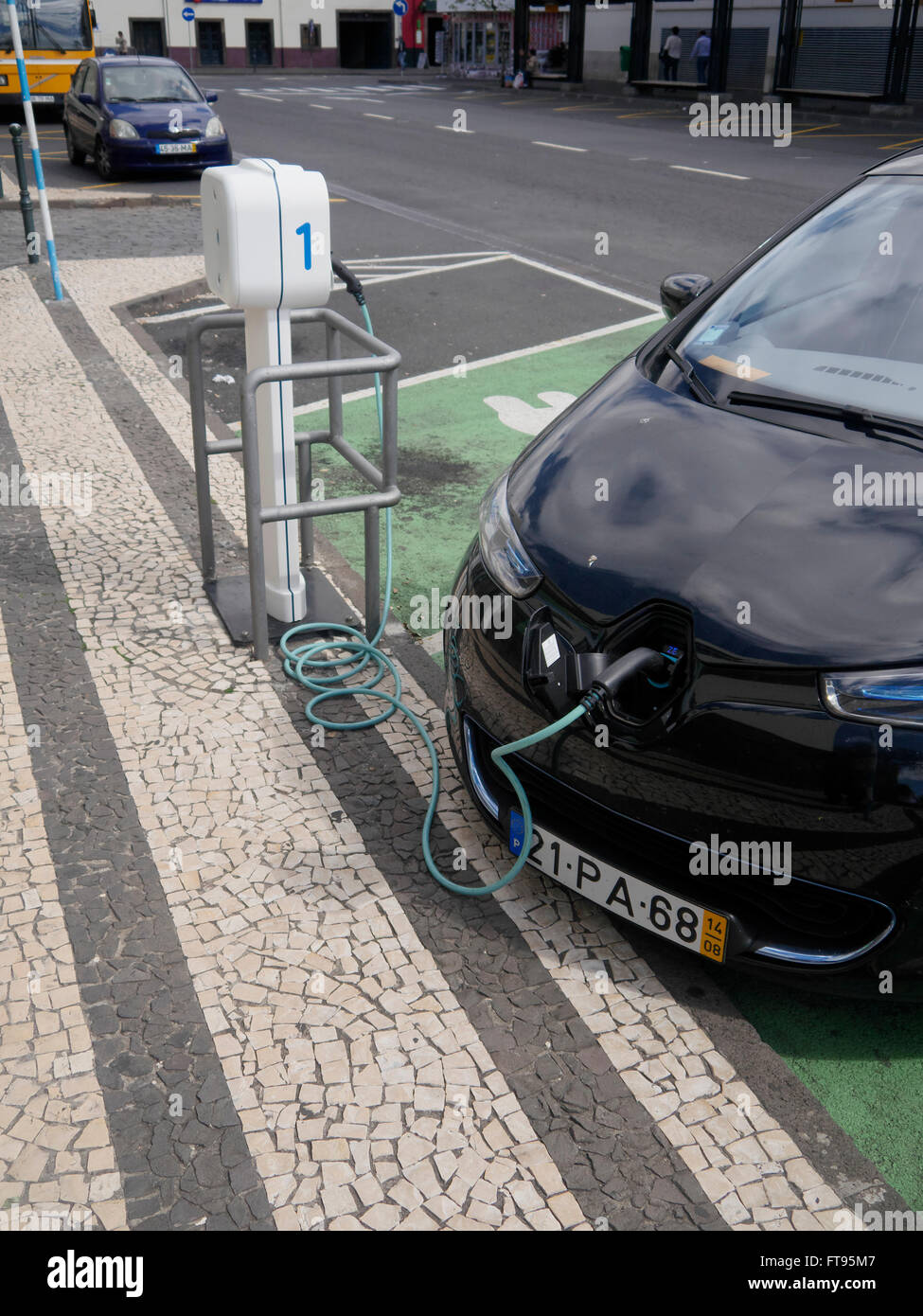 Elektroauto aufgeladen an öffentlichen Ladestationen, Madeira, Portugal, März 2016 Stockfoto