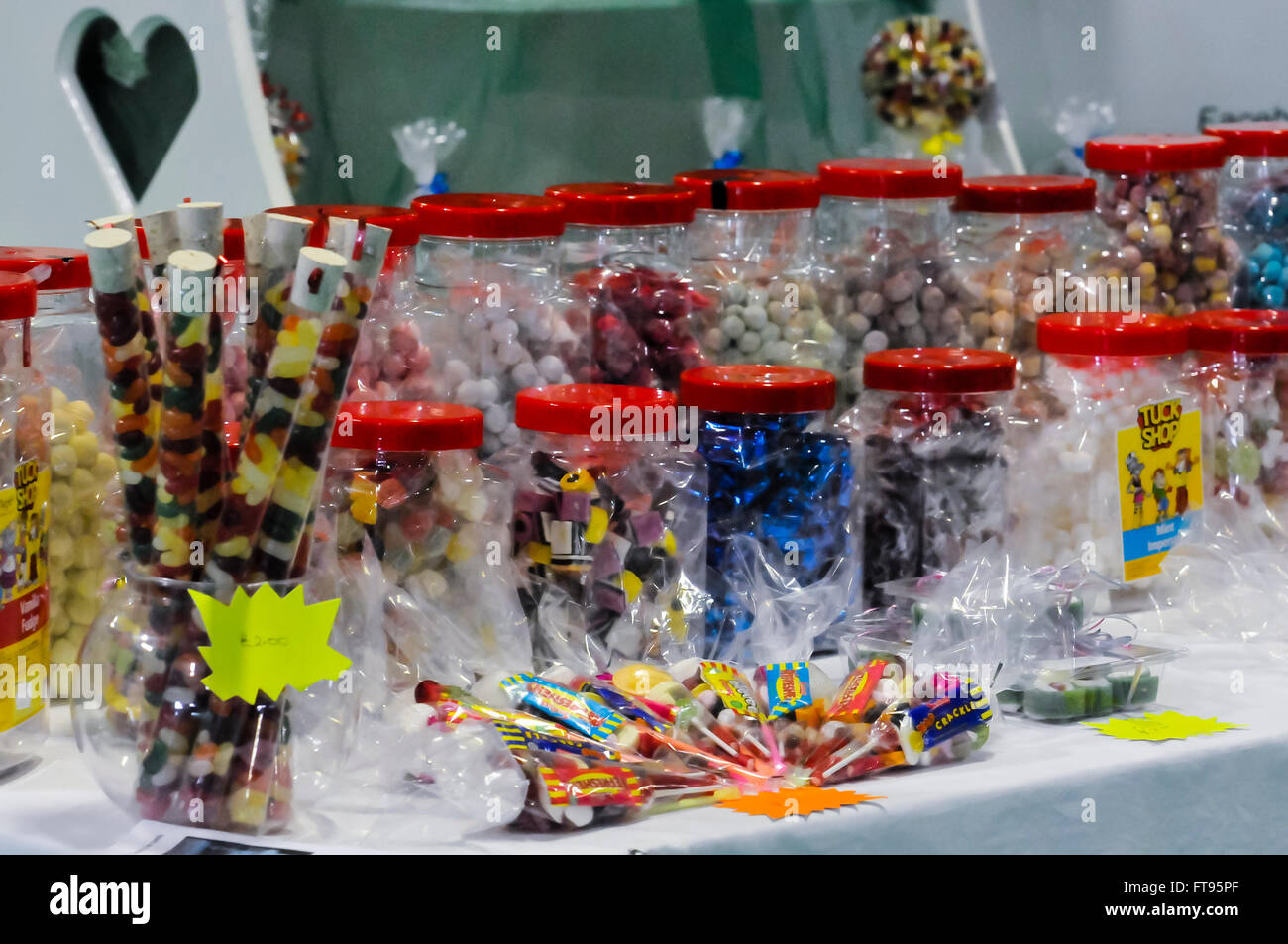 Große Gläser von Süßigkeiten zum Verkauf an einem Marktstand. Stockfoto