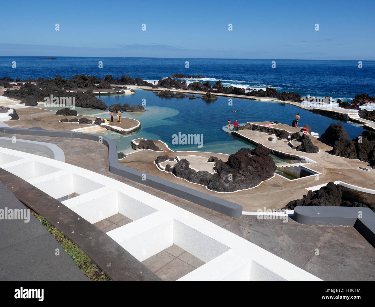 Porto Moniz, vulkanischen Naturschwimmbäder am Strand zwischen Felsen, Madeira, März 2016 Stockfoto