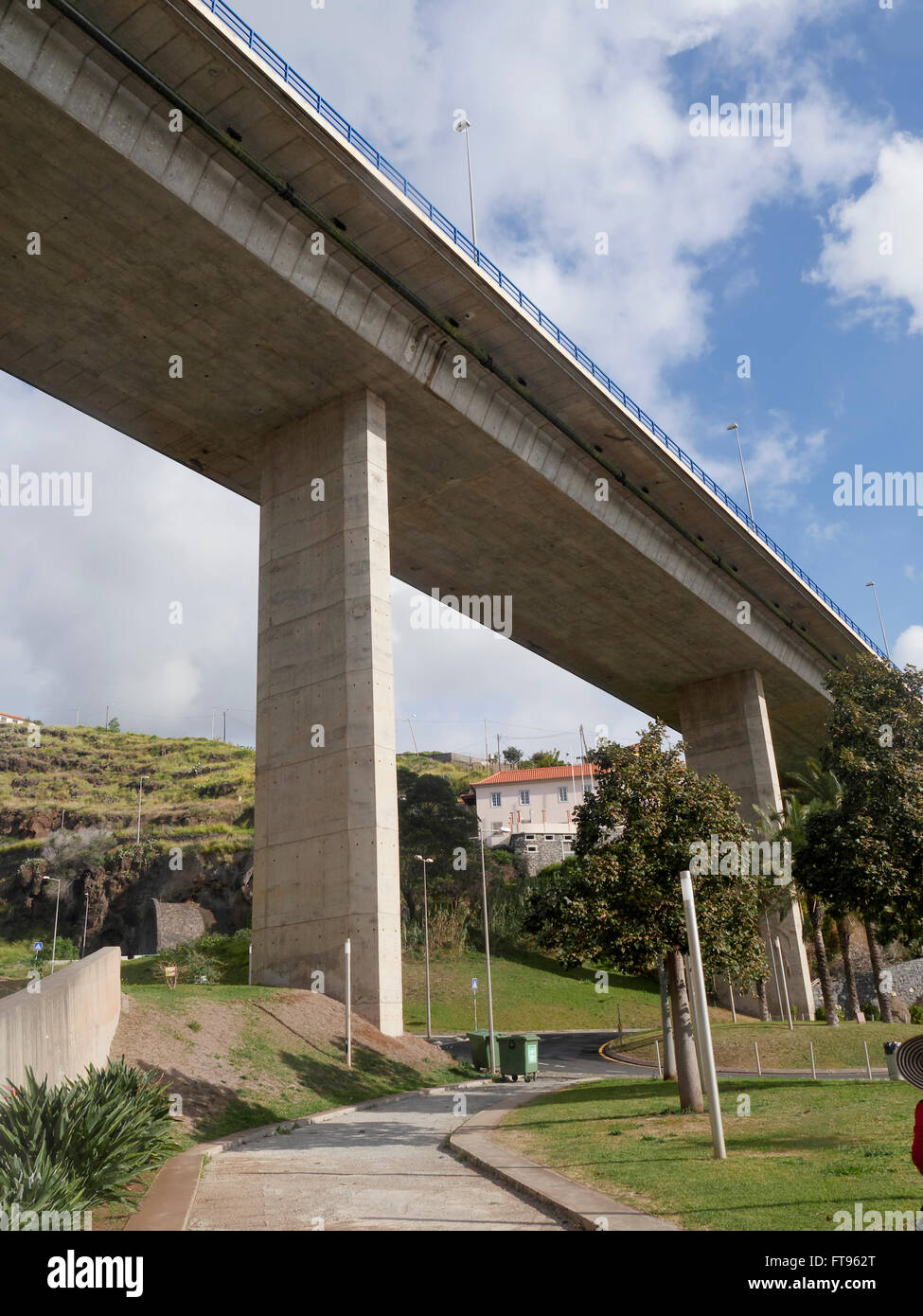 Santa Cruz, Straße gebaut auf Pfählen, Madeira, März 2016 Stockfoto