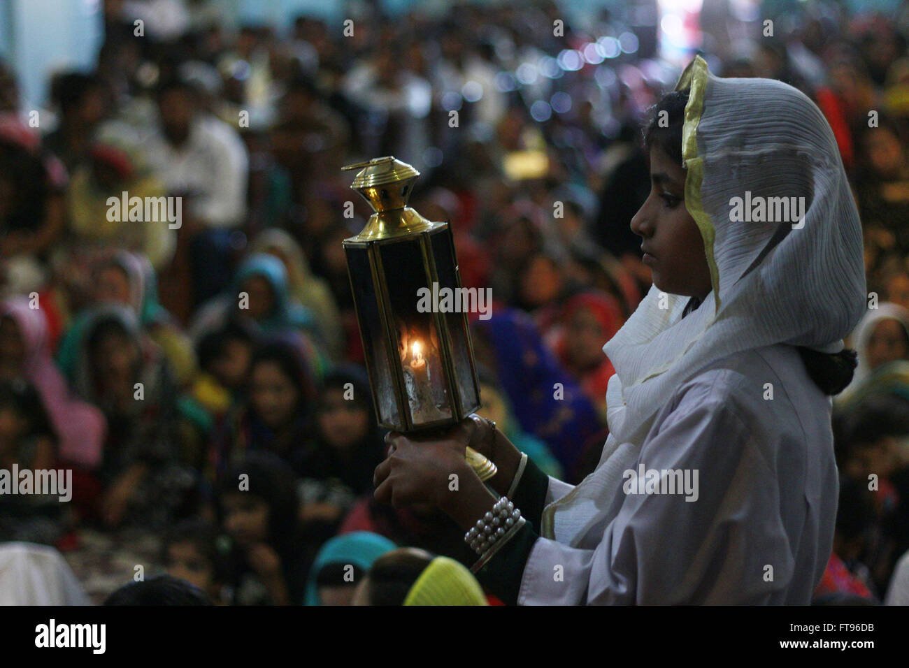 Lahore, Pakistan. 25. März 2016. Pakistanische christlichen Gläubigen besuchen die Messe anlässlich der Karfreitag in einer Kirche in Lahore. Christen auf der ganzen Welt kennzeichnen Karfreitag vor Ostersonntag während der Karwoche gedenken. Karfreitag ist ein christlicher religiöser Feiertag zum Gedenken an die Kreuzigung von Jesus Christus und seinem Tod auf Golgatha. Bildnachweis: Rana Sajid Hussain/Pacific Press/Alamy Live-Nachrichten Stockfoto