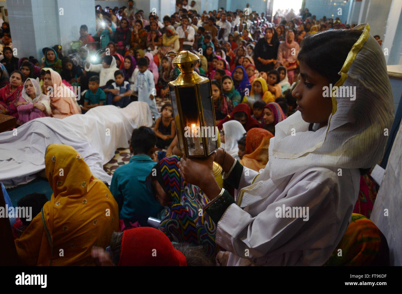 Lahore, Pakistan. 25. März 2016. Pakistanische christlichen Gläubigen besuchen die Messe anlässlich der Karfreitag in einer Kirche in Lahore. Christen auf der ganzen Welt kennzeichnen Karfreitag vor Ostersonntag während der Karwoche gedenken. Karfreitag ist ein christlicher religiöser Feiertag zum Gedenken an die Kreuzigung von Jesus Christus und seinem Tod auf Golgatha. Bildnachweis: Rana Sajid Hussain/Pacific Press/Alamy Live-Nachrichten Stockfoto