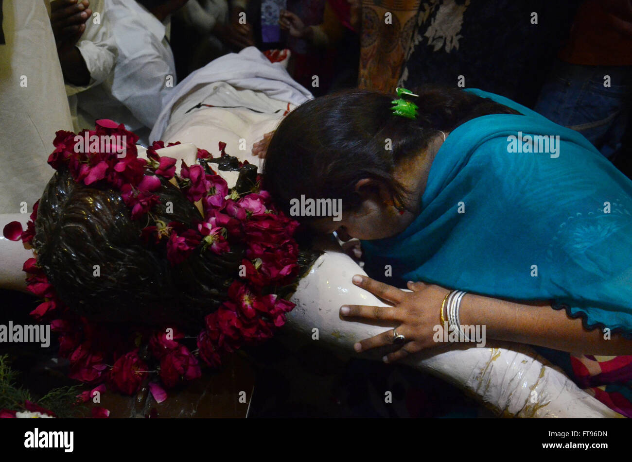 Lahore, Pakistan. 25. März 2016. Pakistanische christlichen Gläubigen besuchen die Messe anlässlich der Karfreitag in einer Kirche in Lahore. Christen auf der ganzen Welt kennzeichnen Karfreitag vor Ostersonntag während der Karwoche gedenken. Karfreitag ist ein christlicher religiöser Feiertag zum Gedenken an die Kreuzigung von Jesus Christus und seinem Tod auf Golgatha. Bildnachweis: Rana Sajid Hussain/Pacific Press/Alamy Live-Nachrichten Stockfoto