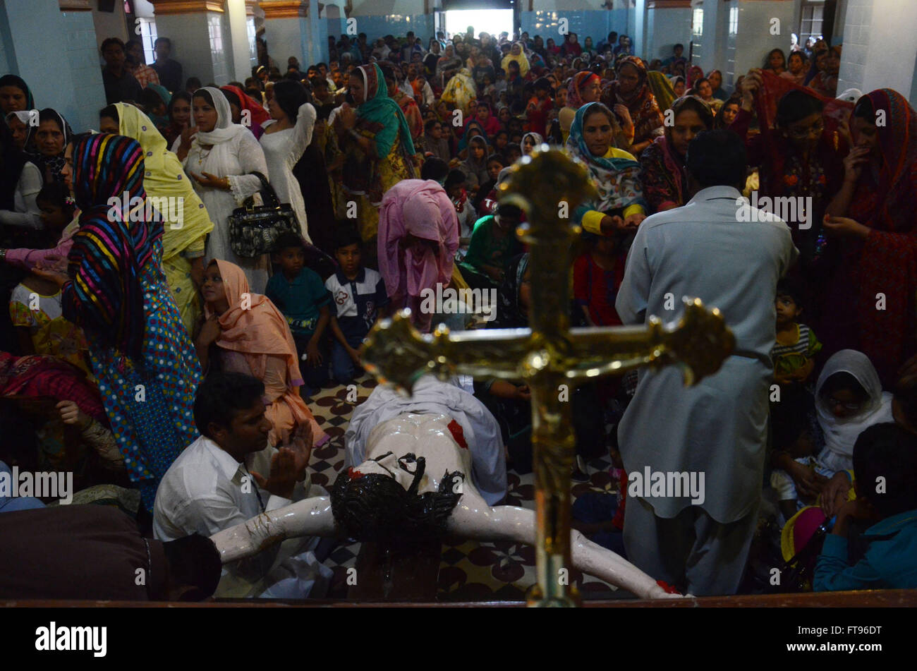 Lahore, Pakistan. 25. März 2016. Pakistanische christlichen Gläubigen besuchen die Messe anlässlich der Karfreitag in einer Kirche in Lahore. Christen auf der ganzen Welt kennzeichnen Karfreitag vor Ostersonntag während der Karwoche gedenken. Karfreitag ist ein christlicher religiöser Feiertag zum Gedenken an die Kreuzigung von Jesus Christus und seinem Tod auf Golgatha. Bildnachweis: Rana Sajid Hussain/Pacific Press/Alamy Live-Nachrichten Stockfoto