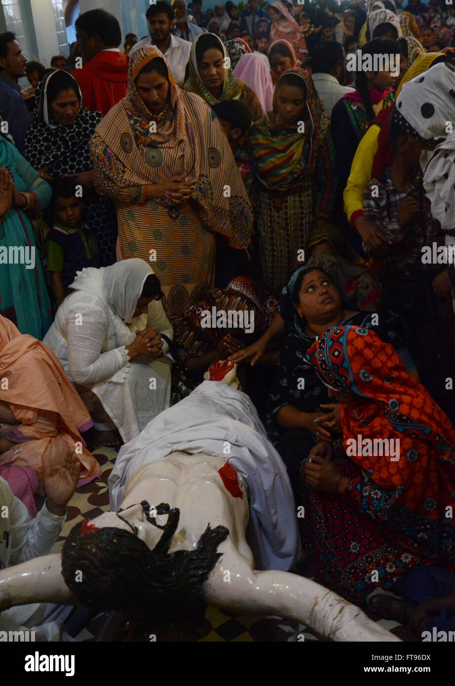 Lahore, Pakistan. 25. März 2016. Pakistanische christlichen Gläubigen besuchen die Messe anlässlich der Karfreitag in einer Kirche in Lahore. Christen auf der ganzen Welt kennzeichnen Karfreitag vor Ostersonntag während der Karwoche gedenken. Karfreitag ist ein christlicher religiöser Feiertag zum Gedenken an die Kreuzigung von Jesus Christus und seinem Tod auf Golgatha. Bildnachweis: Rana Sajid Hussain/Pacific Press/Alamy Live-Nachrichten Stockfoto