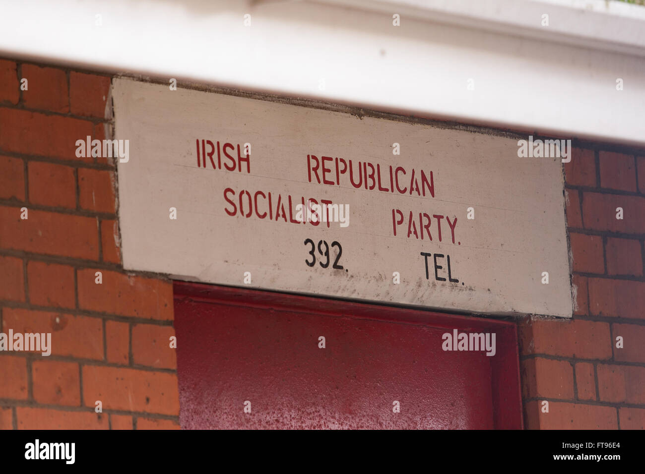 West-Belfast, Nordirland. 25. März 2016. Das Büro der Irish Republican Socialist Party für die Falls Road in Belfast Vorbereitungen zum Gedenken des 100. Jahrestages der Easter Rising Credit: Bonzo/Alamy Live News Stockfoto