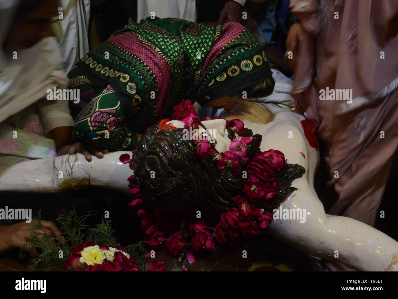 Lahore, Pakistan. 25. März 2016. Pakistanische christlichen Gläubigen besuchen die Messe anlässlich der Karfreitag in einer Kirche in Lahore. Christen auf der ganzen Welt kennzeichnen Karfreitag vor Ostersonntag während der Karwoche gedenken. Karfreitag ist ein christlicher religiöser Feiertag zum Gedenken an die Kreuzigung von Jesus Christus und seinem Tod auf Golgatha. Bildnachweis: Rana Sajid Hussain/Pacific Press/Alamy Live-Nachrichten Stockfoto