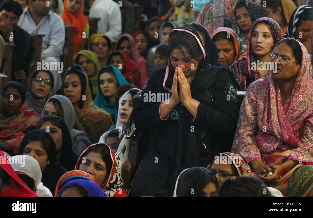 Lahore, Pakistan. 25. März 2016. Pakistanische christlichen Gläubigen besuchen die Messe anlässlich der Karfreitag in einer Kirche in Lahore. Christen auf der ganzen Welt kennzeichnen Karfreitag vor Ostersonntag während der Karwoche gedenken. Karfreitag ist ein christlicher religiöser Feiertag zum Gedenken an die Kreuzigung von Jesus Christus und seinem Tod auf Golgatha. Bildnachweis: Rana Sajid Hussain/Pacific Press/Alamy Live-Nachrichten Stockfoto