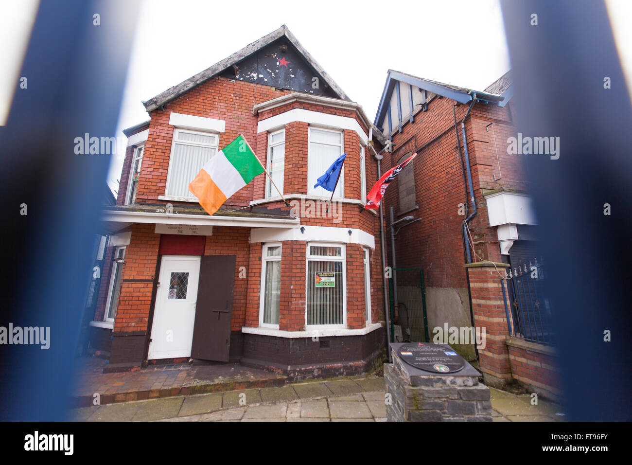 West-Belfast, Nordirland. 25. März 2016.  Das Büro der Irish Republican Socialist Party für die Falls Road in Belfast Vorbereitungen zum Gedenken des 100. Jahrestages der Easter Rising Credit: Bonzo/Alamy Live News Stockfoto