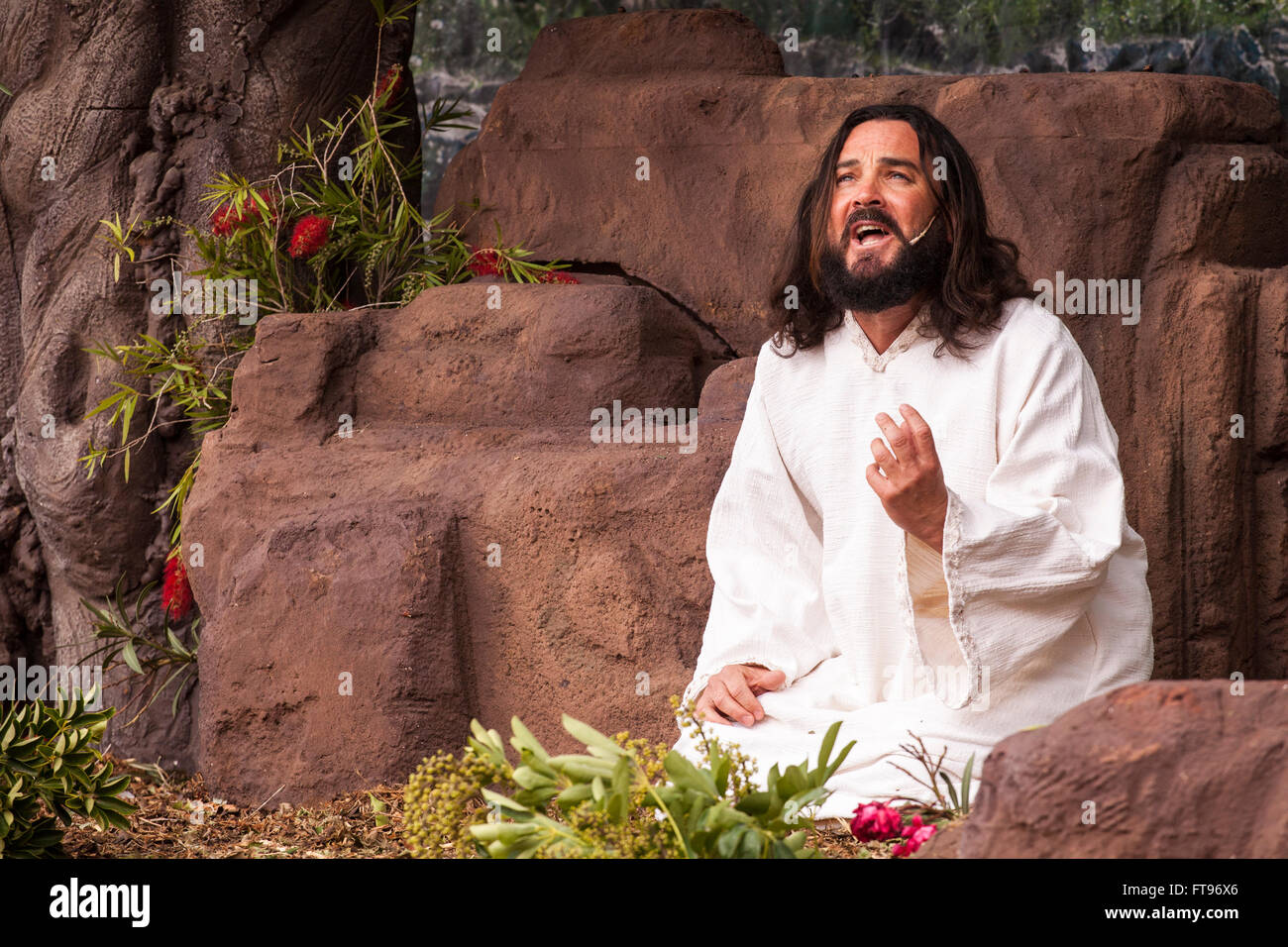 Calle Grande, Adeje, Teneriffa, Spanien. 25. März 2016. Tha jährlich im Fernsehen übertragenen Darstellung der Passion Christi spielt sich an der Hauptstraße von Adeje auf Teneriffa. Jedes Jahr nehmen über 300 Menschen vor Ort an die Erholung der letzten Tage Christi Teil. Das Spektakel ist eine große Attraktion und zieht viele tausend Zuschauer Zeuge der emotionsgeladenen Spiel. Stockfoto