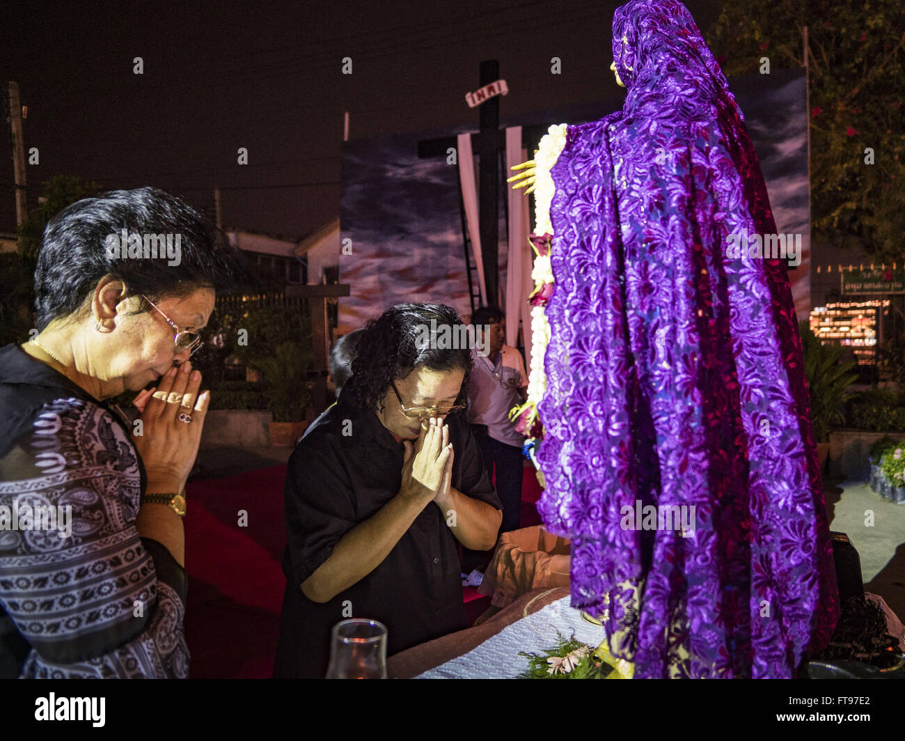 Bangkok, Bangkok, Thailand. 25. März 2016. Frauen beten in eine Statue der Jungfrau Maria während Karfreitag Gedenktage in Santa Cruz Kirche in Bangkok. Santa Cruz war einer der ersten katholischen Kirchen in Bangkok gegründet. Es wurde in den späten 1700er von portugiesischen Soldaten verbündete sich mit König Taksin der große in seinen Schlachten gegen die Burmesen erbaut, Thailand (dann Siam) überfallen. In Thailand gibt es etwa 300.000 Katholiken in 10 Diözesen mit 436 Pfarreien. Karfreitag ist der Tag, den Jesus Christus von den Römern gekreuzigt wurde und ist einer der wichtigsten Tage im Katholizismus und Christentum Stockfoto