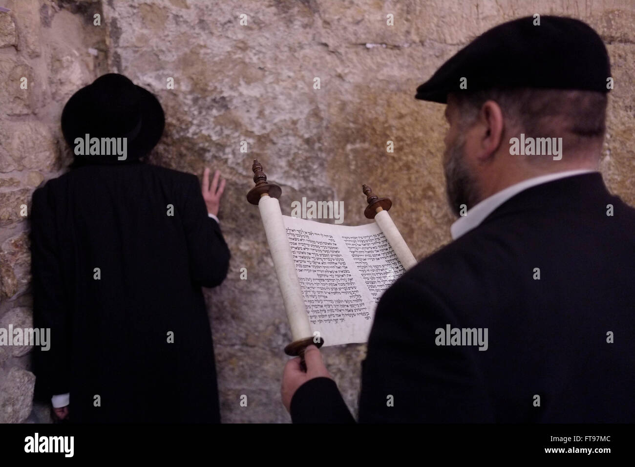 Ein religiöser Jude, der während des jüdischen Purim-Festes in der Westmauer oder Kotel in der Altstadt von Ostjerusalem Israel die Megilla oder die Schriftrolle von Esther liest Stockfoto