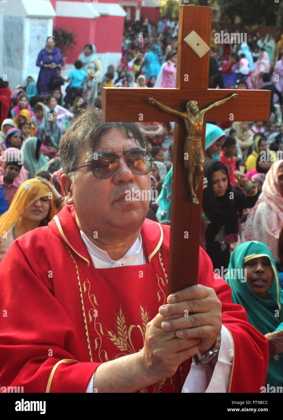 Lahore, Pakistan. 25. Mai 2012. Pakistanische christlichen Gläubigen besuchen Messe anlässlich der Karfreitag in der Don Bosco Kirche in Lahore. Christen auf der ganzen Welt kennzeichnen Karfreitag vor Ostersonntag während der Karwoche gedenken. Karfreitag ist ein christlicher religiöser Feiertag zum Gedenken an die Kreuzigung von Jesus Christus und seinem Tod auf Golgatha. © Rana Sajid Hussain/Pacific Press/Alamy Live-Nachrichten Stockfoto