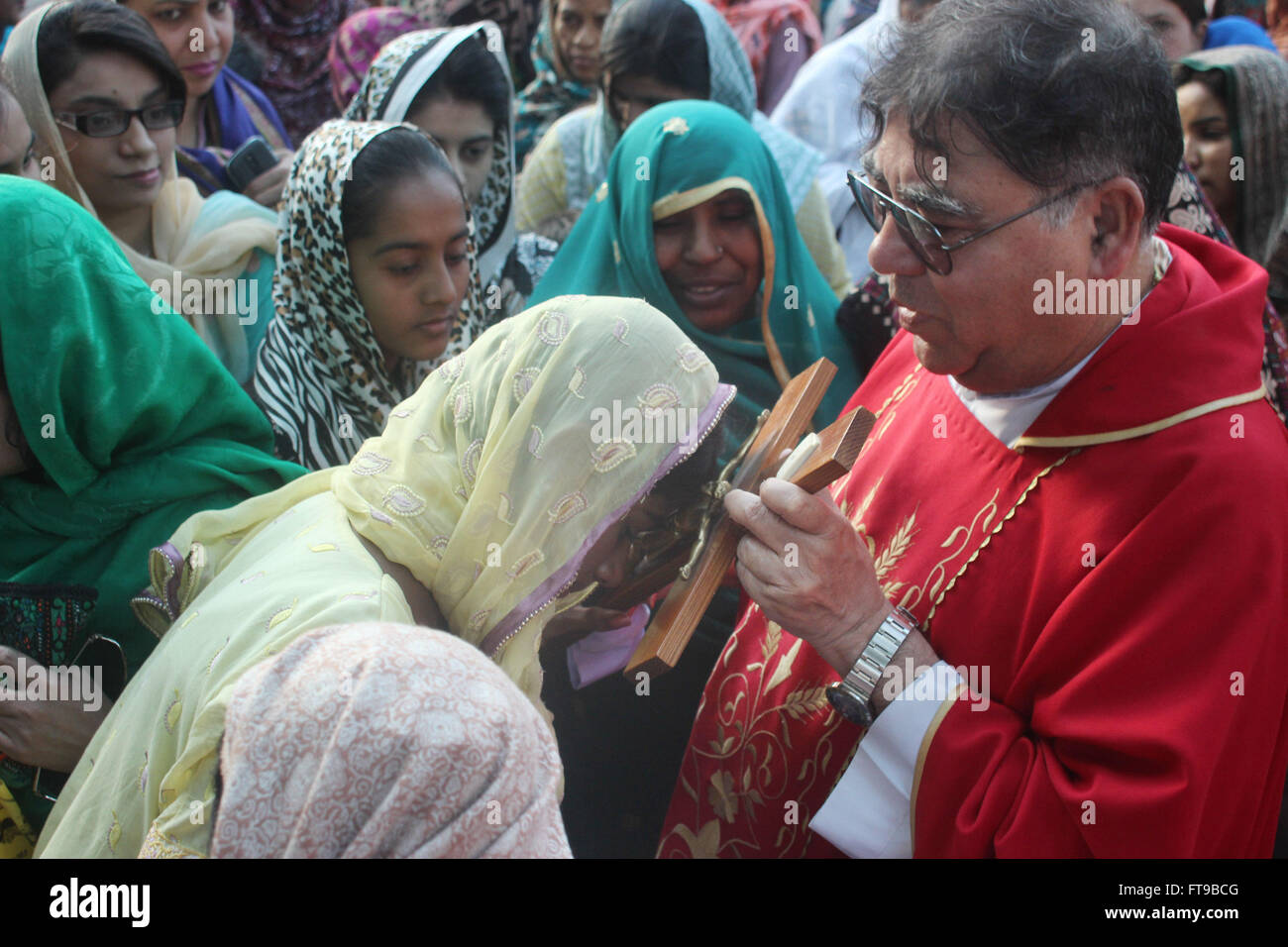 Lahore, Pakistan. 25. Mai 2012. Pakistanische christlichen Gläubigen besuchen Messe anlässlich der Karfreitag in der Don Bosco Kirche in Lahore. Christen auf der ganzen Welt kennzeichnen Karfreitag vor Ostersonntag während der Karwoche gedenken. Karfreitag ist ein christlicher religiöser Feiertag zum Gedenken an die Kreuzigung von Jesus Christus und seinem Tod auf Golgatha. © Rana Sajid Hussain/Pacific Press/Alamy Live-Nachrichten Stockfoto