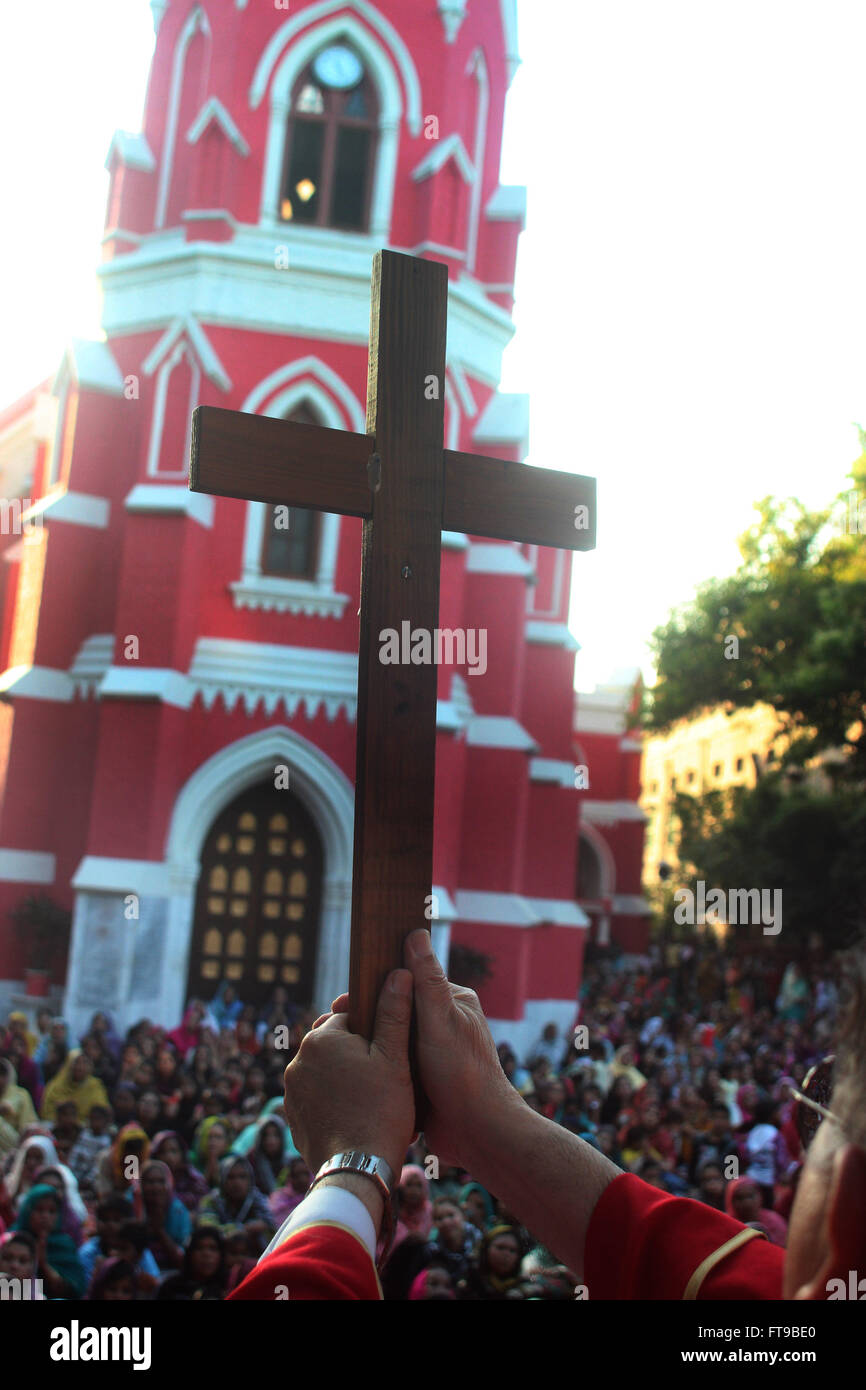 Lahore, Pakistan. 25. Mai 2012. Pakistanische christlichen Gläubigen besuchen Messe anlässlich der Karfreitag in der Don Bosco Kirche in Lahore. Christen auf der ganzen Welt kennzeichnen Karfreitag vor Ostersonntag während der Karwoche gedenken. Karfreitag ist ein christlicher religiöser Feiertag zum Gedenken an die Kreuzigung von Jesus Christus und seinem Tod auf Golgatha. © Rana Sajid Hussain/Pacific Press/Alamy Live-Nachrichten Stockfoto