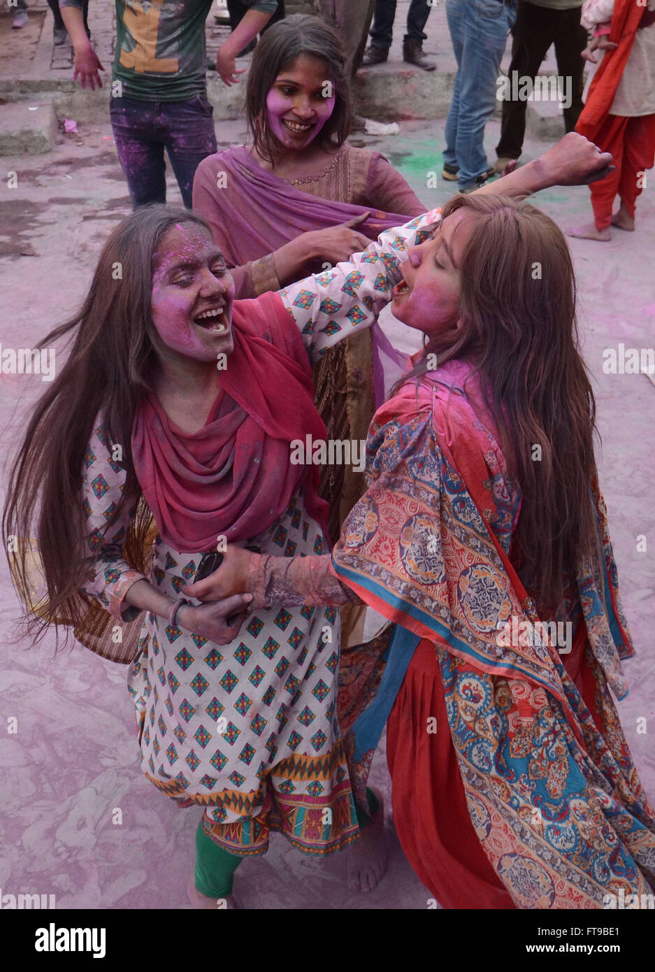 Lahore, Pakistan. 24. März 2016. Pakistanische Hindu-Gemeinschaft feiert das Holi-Fest in Lahore. Holi markiert den Beginn des Frühlings und den Sieg des guten über das Böse. Feste gehören das Werfen von bunten Farben, Pulver und Wasser auf den Menschen. Holi in Pakistan am Ende der Wintersaison auf dem letzten Vollmond des Mondmonats beobachtet. © Rana Sajid Hussain/Pacific Press/Alamy Live-Nachrichten Stockfoto