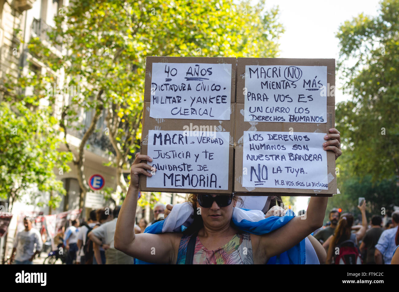 40. Jahrestag des Militärputsches in Argentinien - 24.03.2016 - Argentinien / Buenos Aires - eine Frau hält ein Plakat mit Parolen der Protest gegen Präsident Mauricio Macri. Die Plakate sagen, unter anderem: zivil-militärischen Diktatur 40 Jahre und klerikalen Yanquee ' Macri Wahrheit und Gerechtigkeit, du hast vergessen Speicher ".   -Matias Izaguirre / Le Pictorium Stockfoto