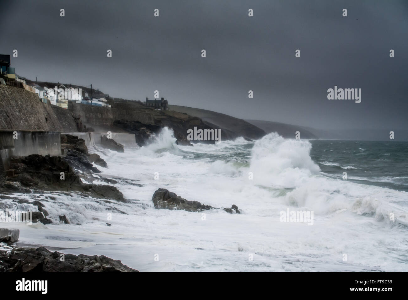 Porthleven, Cornwall, UK. 26. März 2016. Großbritannien Wetter. Sturm zwingen Winde und Wellen beginnen, die kornische Küste Stom Katie Ansätze zu zerschmettern. Bildnachweis: Simon Maycock/Alamy Live-Nachrichten Stockfoto