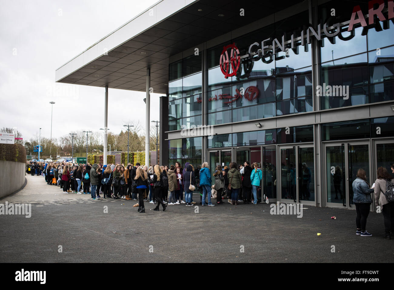 Birmingham, Vereinigtes Königreich. 26. März 2016. Menschen Schlange, um signierten Fotos von The Vamps vor ihrem Konzert heute Abend bekommen. Bildnachweis: Steven Reh/Alamy Live News Stockfoto