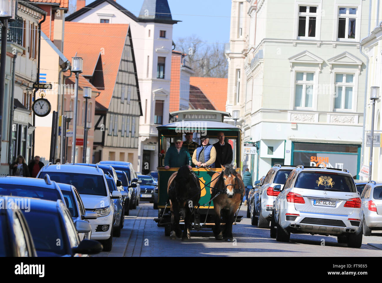 Stendal, Deutschland. 26. März 2016. Eine historische Pferd Straßenbahn während seiner ersten Fahrt in Stendal, Deutschland, 26. März 2016. Mitglieder des 10. Husaren-Regiment haben sorgfältig die Straßenbahn seit 10 Jahren rekonstruiert wurde. Foto: PETER GERCKE/Dpa/Alamy Live News Stockfoto