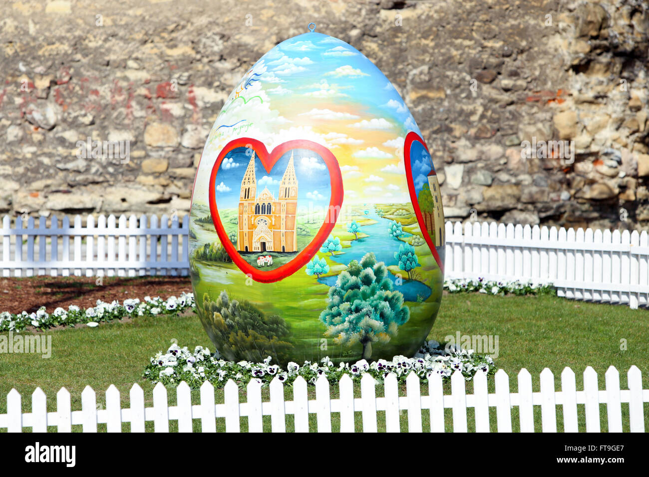 ZAGREB, Kroatien - 26. März 2016: Drei Ostern Eiern mit Technik naiv von hand bemalt in Kaptol Quadrat vor Kroatiens Zagreb Kathedrale, gebracht werden. Bildnachweis: PhotoJa/Alamy Live-Nachrichten Stockfoto