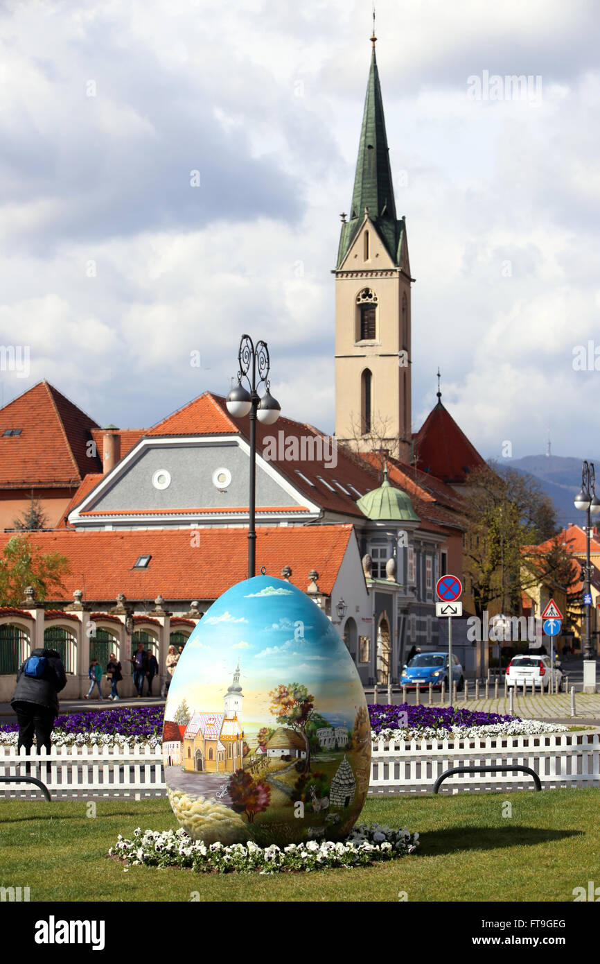 ZAGREB, Kroatien - 26. März 2016: Drei Ostern Eiern mit Technik naiv von hand bemalt in Kaptol Quadrat vor Kroatiens Zagreb Kathedrale, gebracht werden. Bildnachweis: PhotoJa/Alamy Live-Nachrichten Stockfoto