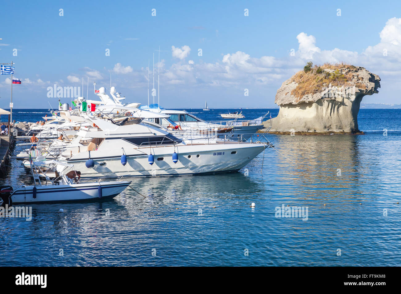 Lacco Ameno, Italien - 17. August 2015: Vertäut Vergnügen Motoryachten mit Passagieren in der Nähe von Il Fungo. Pilz-geformten Felsen in der Bucht Stockfoto