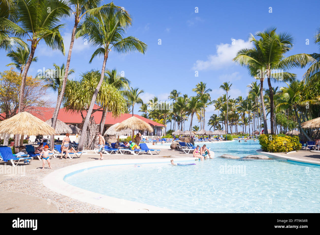 Punta Cana, Dominikanische Republik - 10. Januar 2015: Touristen Entspannung in Punta Cana Bavaro Princess resort-Hotel mit Pool unter Stockfoto