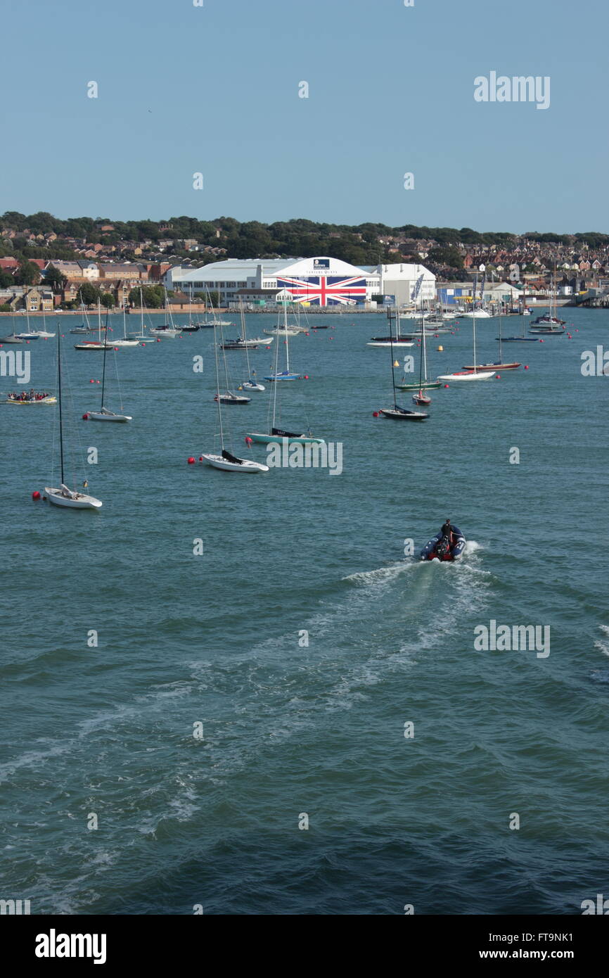 Blick vom Red Funnel Fähren nach Southampton als East Cowes Fähre terminal verlassen.  Venture-Kais (vormals British Hovercraft Aufhänger) Stockfoto