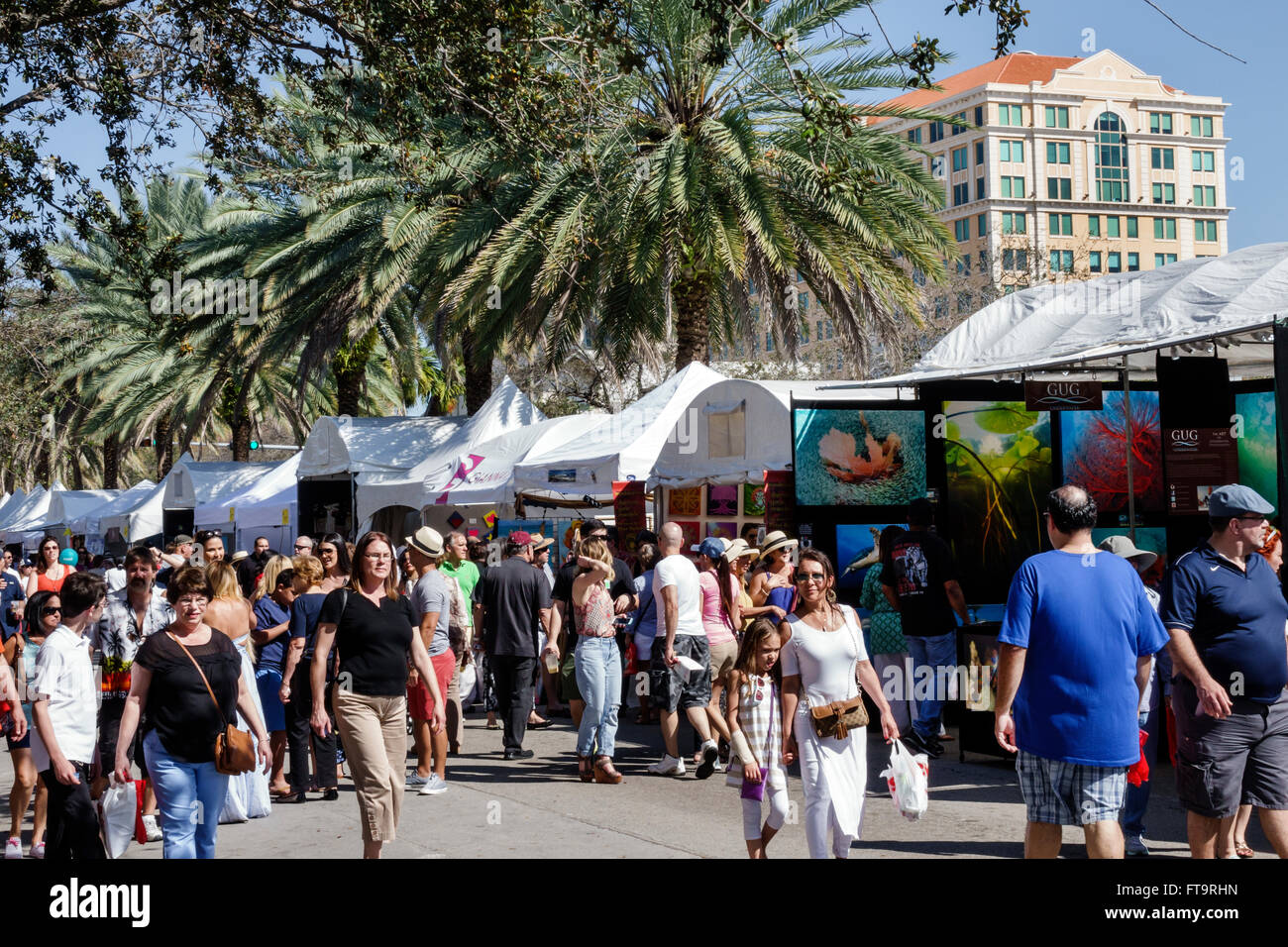 Miami Florida, Coral Gables, Carnaval Carnaval Miracle Mile, Straßenfest, jährliche Feier, hispanische Familien, Händler, Stände, Stände, Palmen, FL1603 Stockfoto