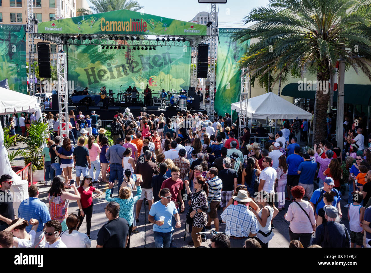 Miami Florida, Coral Gables, Carnaval Miracle Mile, Straßenfest, jährliche Feier, hispanische Bühne, kostenlose Live-Musik, Publikum, FL160306041 Stockfoto