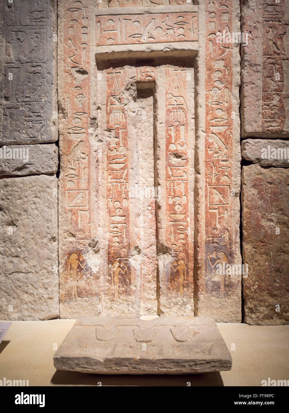 Falsche Tür zu einem ägyptischen Grab. Ein hoch dekorierter Rahmen mit einer Tür aus massivem Stein von einer ägyptischen Pyramide. Stockfoto