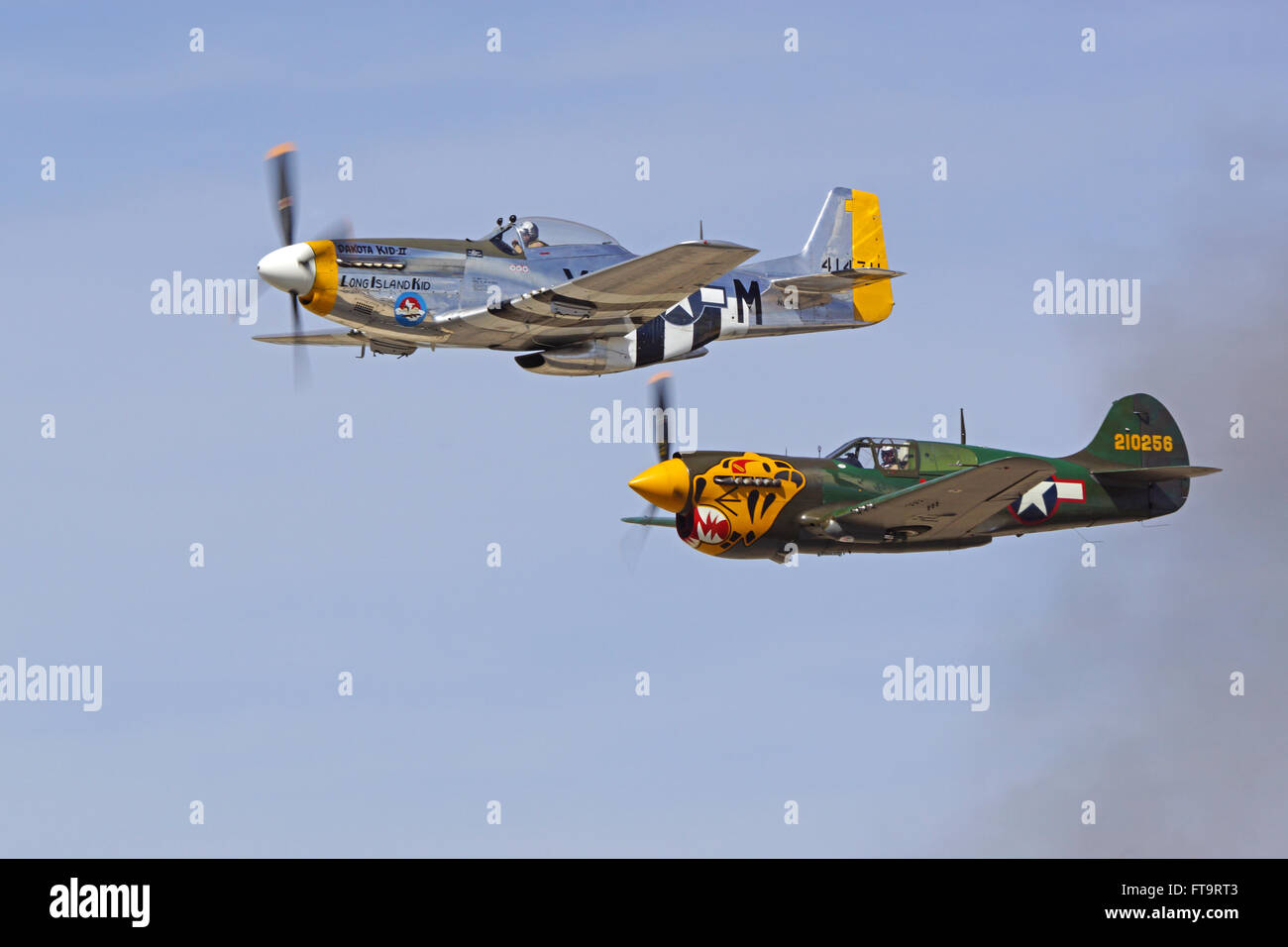 Flugzeuge p-40 Warhawk und p-51 Mustang Vintage WWII Flugzeuge fliegen auf 2016 Los Angeles Air Show in Kalifornien Stockfoto