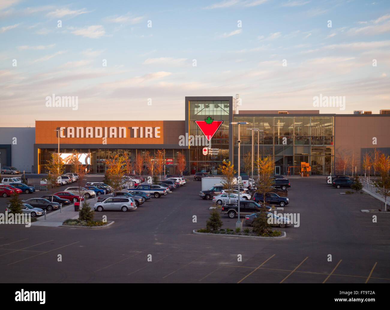 Ein Canadian Tire Store in South Edmonton Common in Edmonton, Alberta, Kanada. Stockfoto