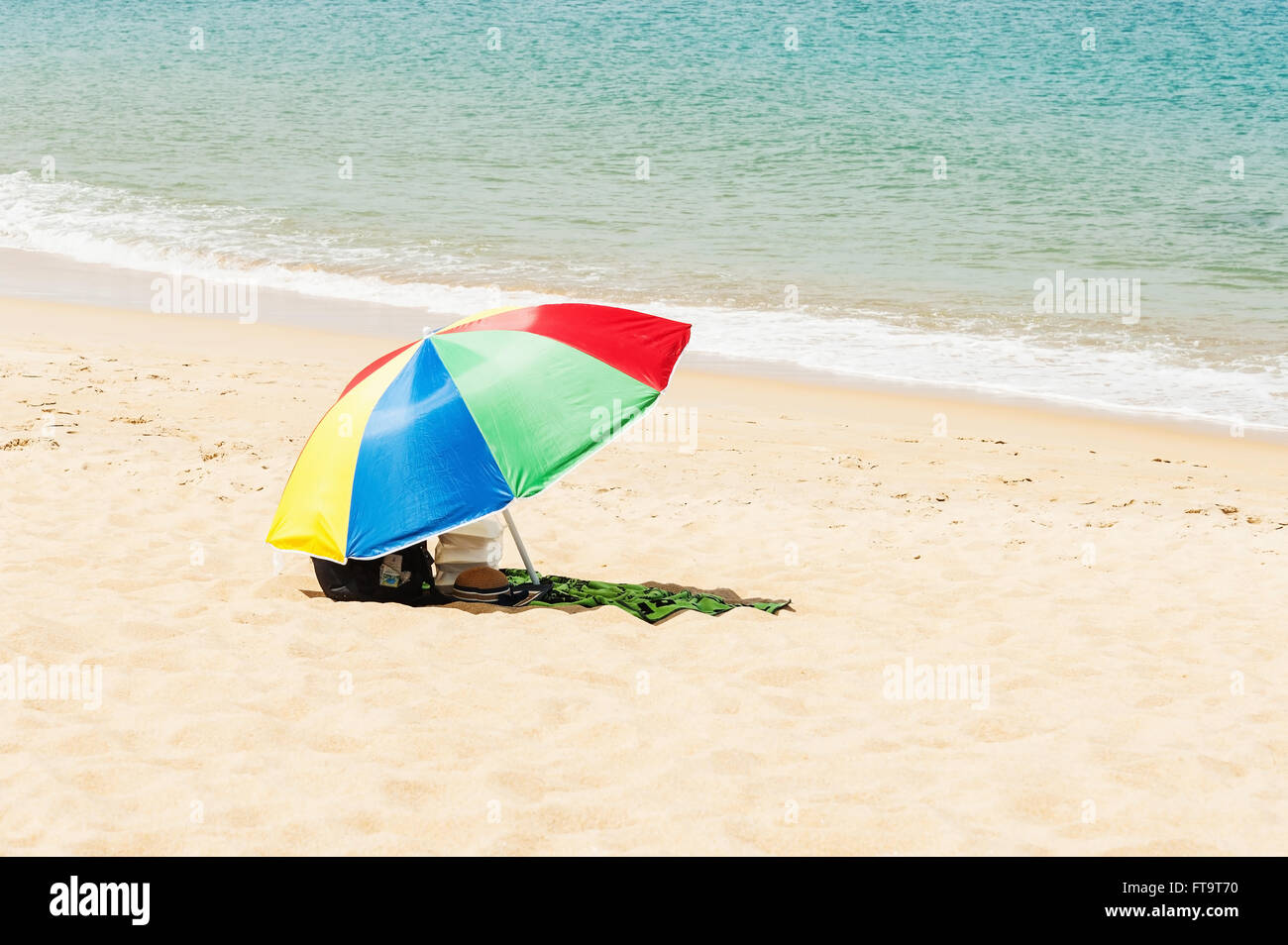 Sommer und Reisen Konzept, bunten Regenschirm mit blauem Meer und weißen Sandstrand, kann Verwendung Display und Produkt Stockfoto