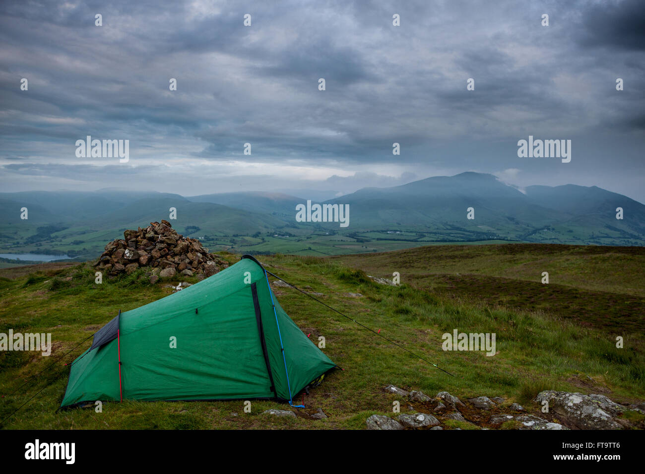 WildCamping am Gipfel des Binsey, die eine verliebte sich in den nördlichen Teil des Lake District National Park ist. Stockfoto