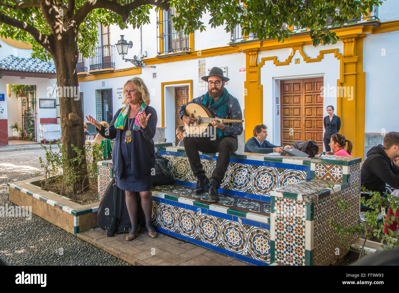 Straßenmusikanten in Plaza de Doña Elvira Stockfoto