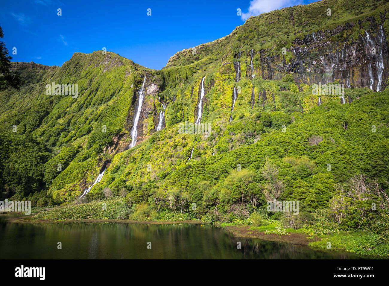 Azoren-Landschaft in der Insel Flores. Wasserfälle in Pozo da Alagoinha. Portugal Stockfoto