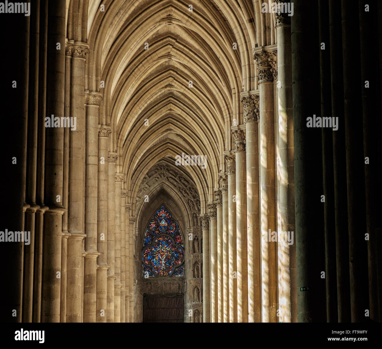 Lichtmuster aus Buntglas-Fenstern fällt auf Spalten in der Kathedrale von Reims, Reims, Frankreich Stockfoto